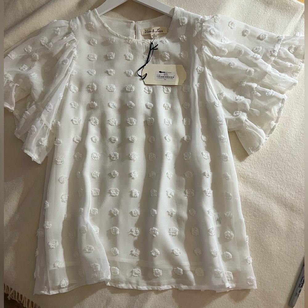 Textured Dot Ruffled short sleeve, white Size Medium